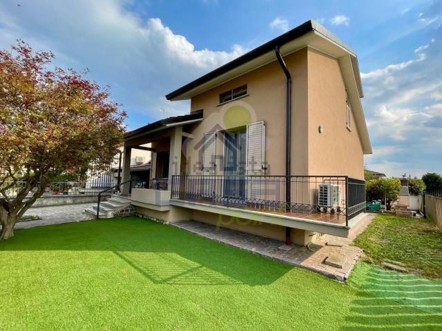 Casa in vendita a Pieve Porto Morone, Pavia