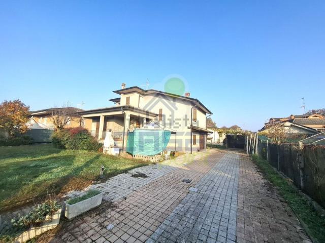 Casa in vendita a Castelnuovo Bocca D'adda, Lombardia