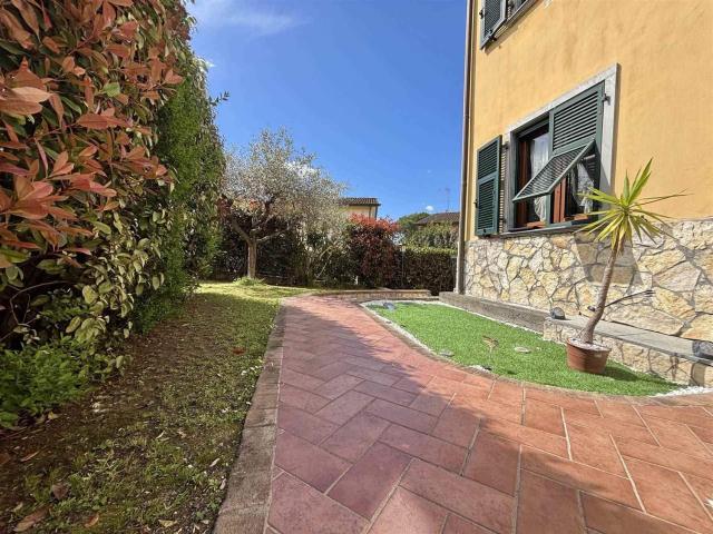 Casa in vendita a Dogana, Luni