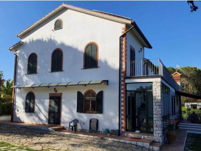 Villa Indipendente in vendita a Collesalvetti, Toscana