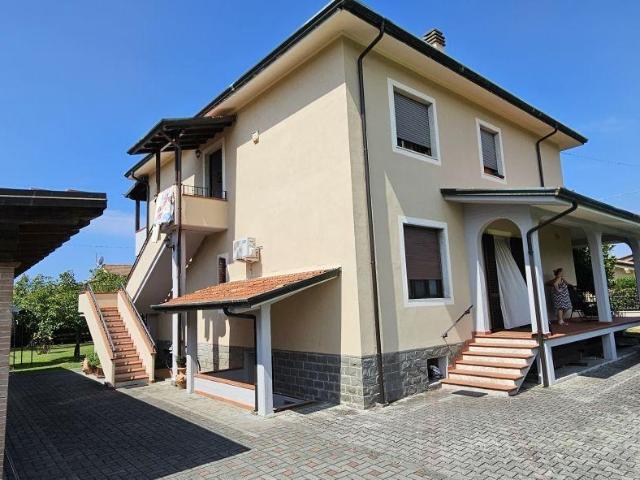 Villa Indipendente in vendita a Marina di Massa, Marina Di Massa