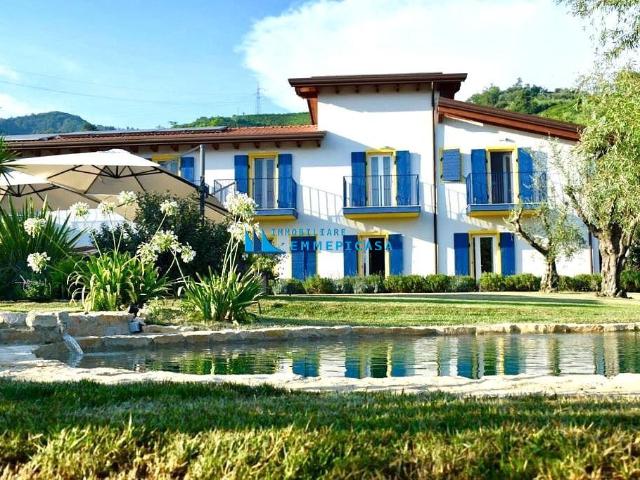 Villa Indipendente in vendita a San Lorenzo, Marina Di Massa