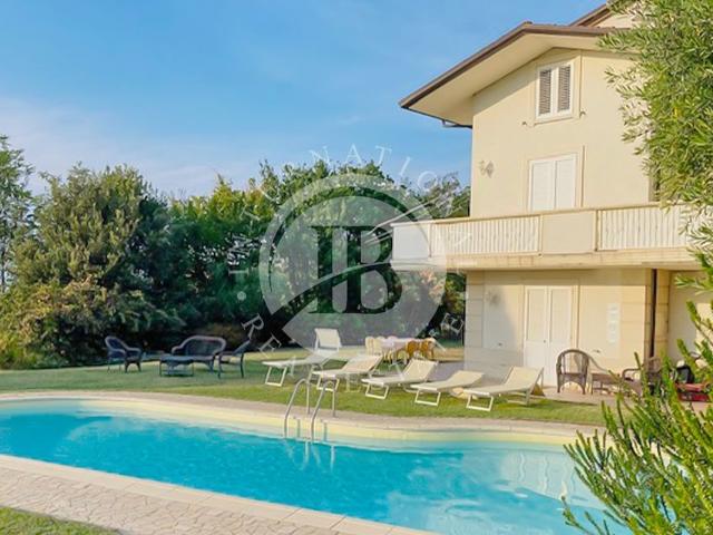 Villa Indipendente in vendita a Centro Storico, Marche