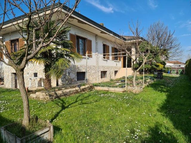 Villa Indipendente in vendita a Bettola, Peschiera Borromeo