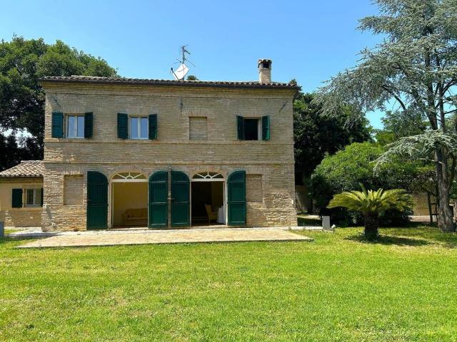 Villa Indipendente in vendita a Zona Montarice, Marche
