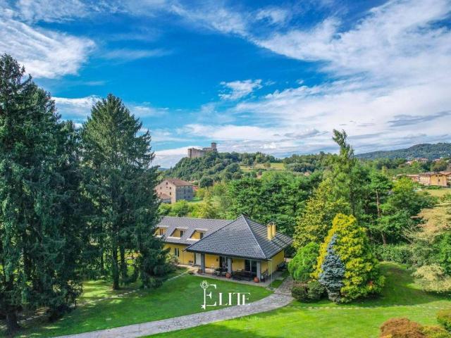 Villa Indipendente in vendita a Angera, Varese