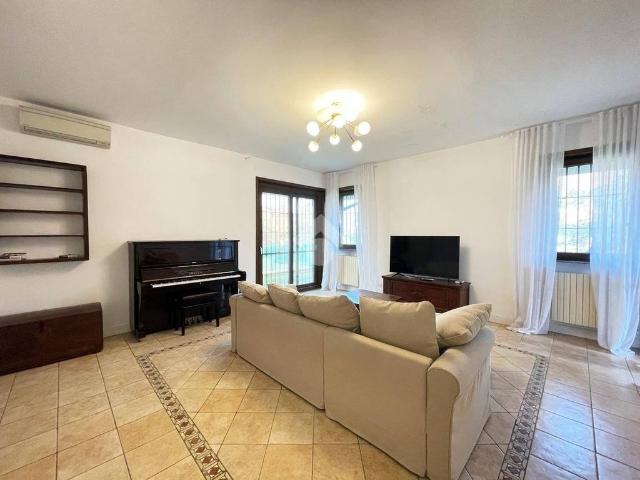 Villa Indipendente in vendita a Mezzate, Peschiera Borromeo