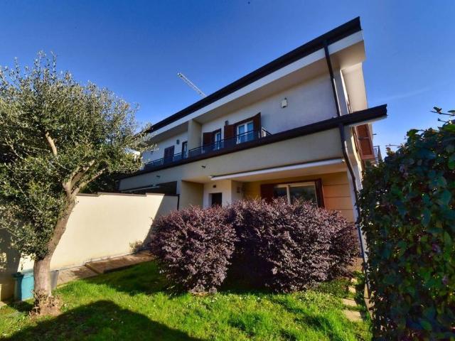 Villa Indipendente in vendita a Vedano Al Lambro