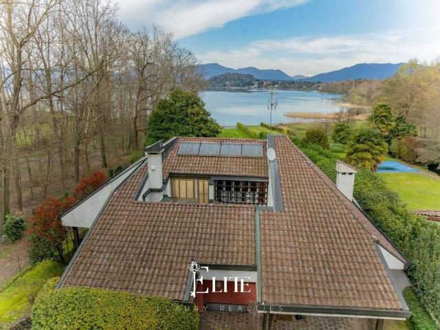 Villa Indipendente in vendita a Ranco, Lombardia