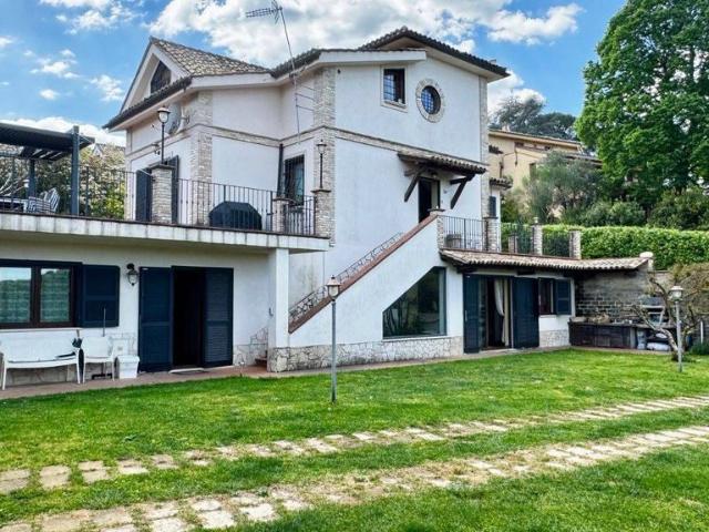 Villa Indipendente in vendita a Monte Caminetto, Roma Capitale