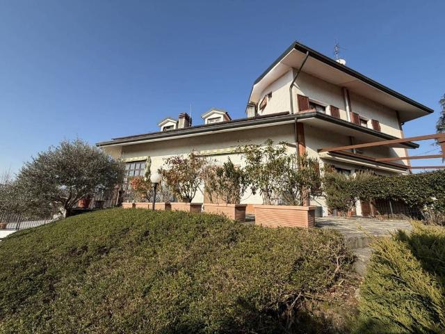 Villa Indipendente in vendita a Usmate Velate, Usmate