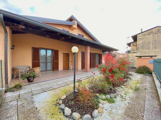 Villa Indipendente in affitto a Piemonte, Novara