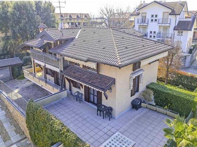 Villa Indipendente in vendita a Venegono Inferiore, Lombardia