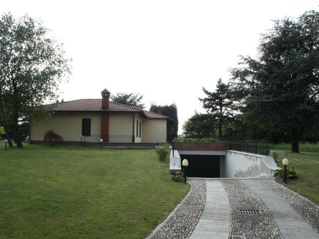 Villa Indipendente in vendita a Robbiate, Lecco