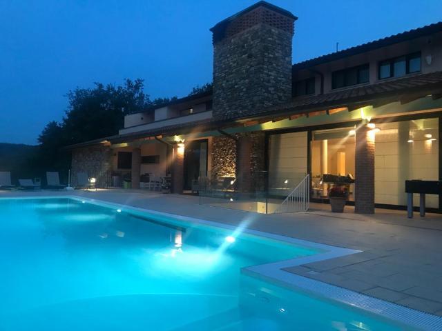 Villa Indipendente in vendita a Piazza Al Serchio, Lucca