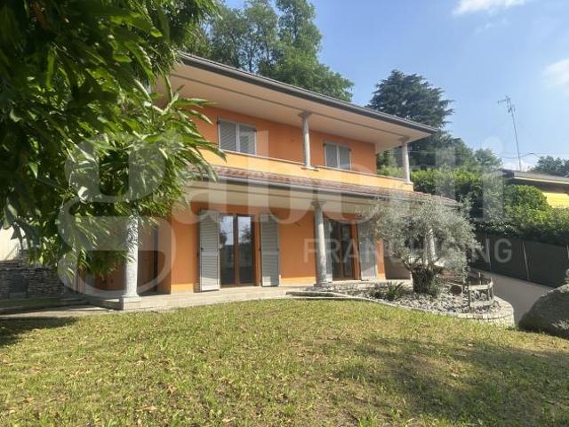 Villa Indipendente in vendita a Erba, Lombardia