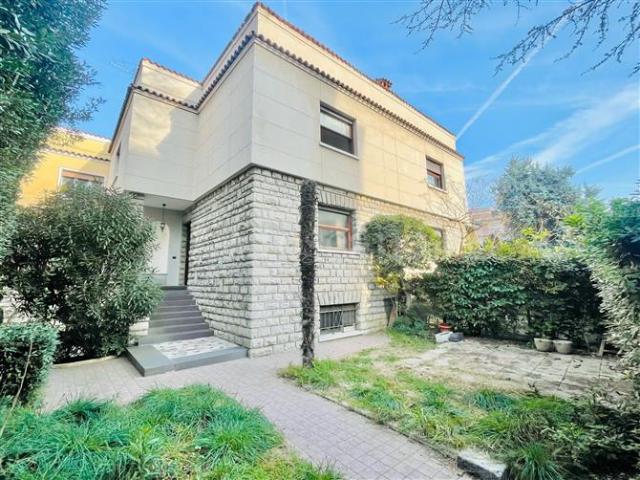 Villa Indipendente in vendita a Zona Centro, Brescia