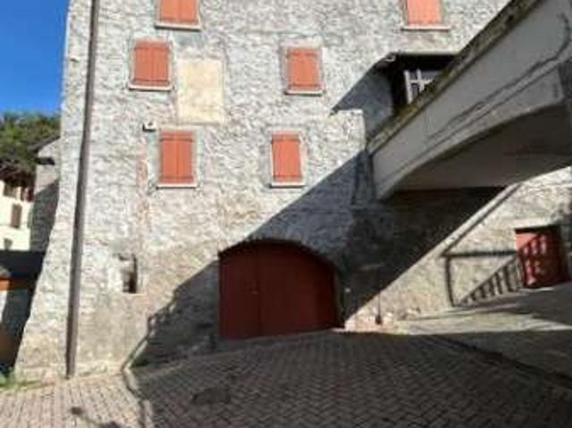 Villa Indipendente in affitto a Comunità montana della valle Camonica, Bienno