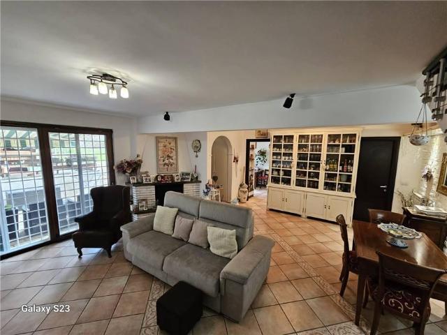 Palazzo in vendita a Axa, Roma