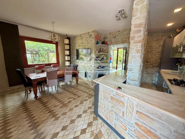 Villa Indipendente in vendita a Dogana, Luni