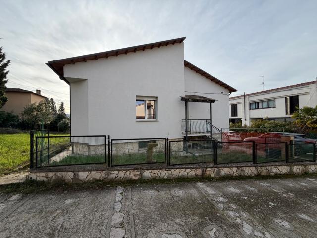 Villa Indipendente in vendita a Terni, Umbria