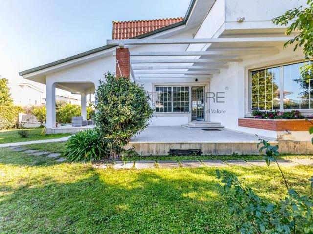 Villa Indipendente in affitto a Fregene, Roma Capitale
