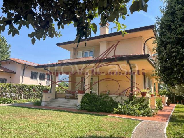 Villa Indipendente in affitto a Roma Imperiale, Forte Dei Marmi