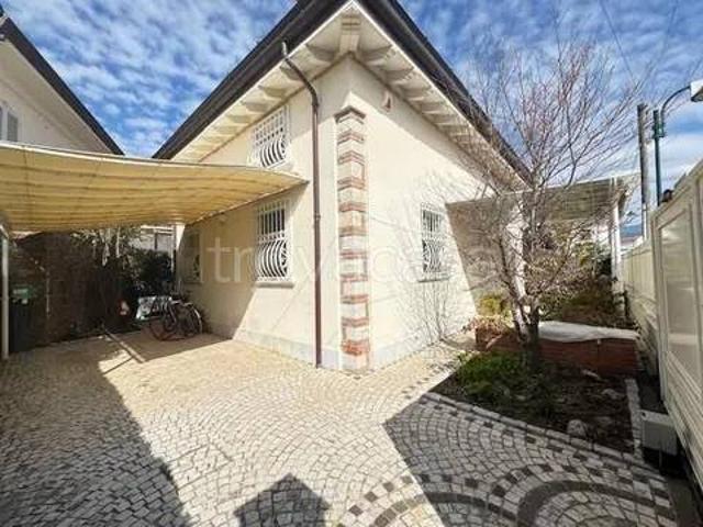 Villa Indipendente in affitto a Roma Imperiale, Forte Dei Marmi