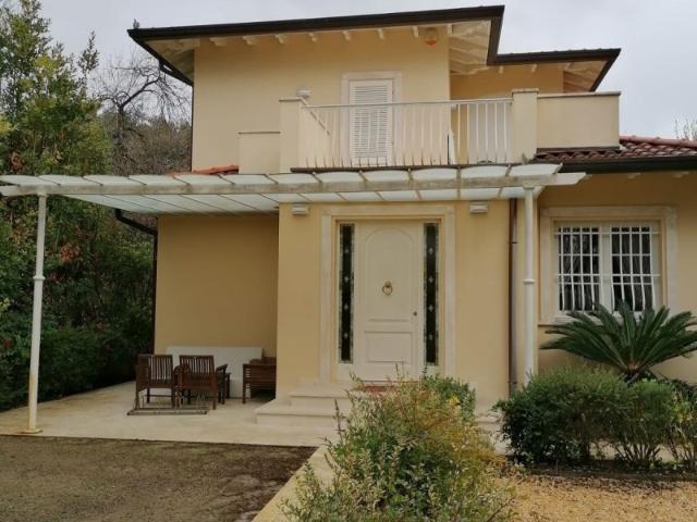 Villa Indipendente in affitto a Vittoria Apuana, Forte Dei Marmi