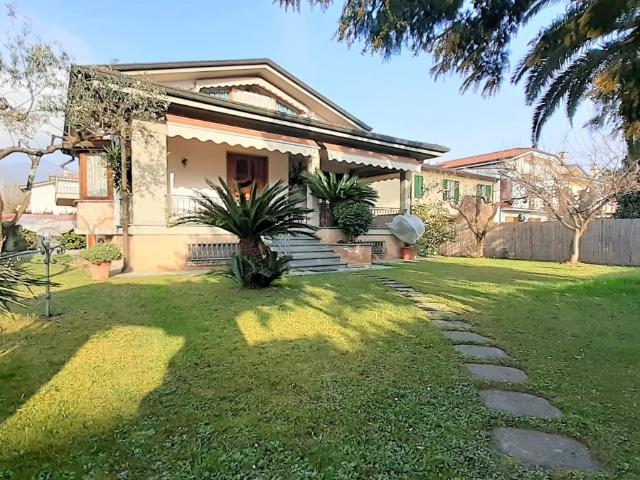 Villa Indipendente in affitto a Montignoso, Toscana