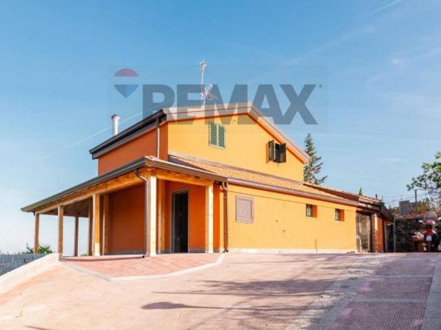 Villa Indipendente in vendita a Aci Sant'antonio, Sicilia
