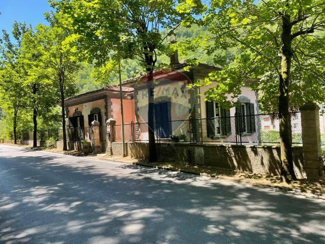 Villa Indipendente in vendita a Unione dei comuni Media Valle del Serchio, Ponte A Serraglio