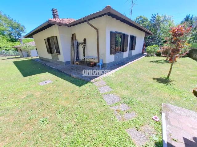 Villa Indipendente in vendita a Bizzarone, Lombardia