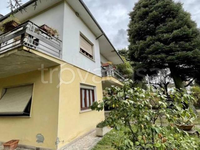 Villa Indipendente in vendita a Bonate Sotto, Lombardia