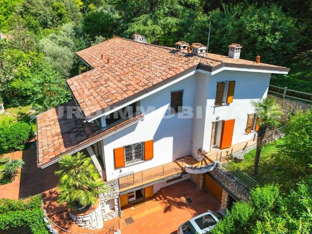 Villa Indipendente in vendita a Zona Centro, Brescia