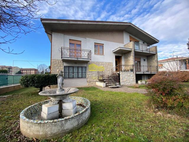 Villa Indipendente in vendita a Capriate, Capriate San Gervasio