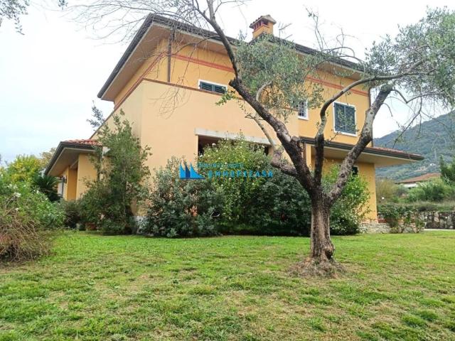 Villa Indipendente in vendita a Carrara, Toscana