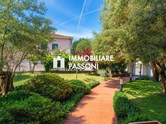 Villa Indipendente in vendita a Cassano Magnago, Lombardia