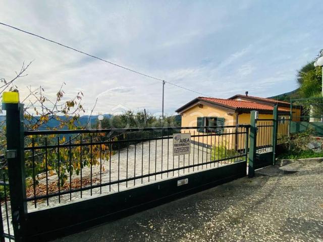 Villa Indipendente in vendita a Castiglione Chiavarese, Liguria