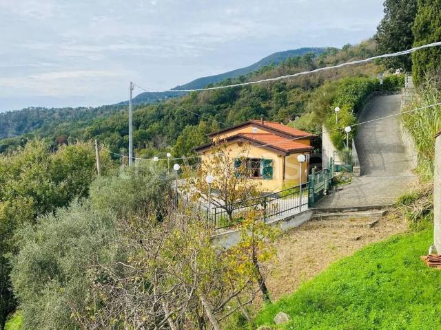 Villa Indipendente in vendita a Castiglione Chiavarese, Liguria