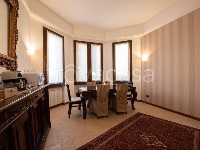 Villa Indipendente in vendita a Castronno, Lombardia