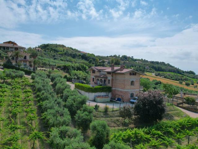 Villa Indipendente in vendita a Unione dei Comuni della Val Vibrata, Colonnella