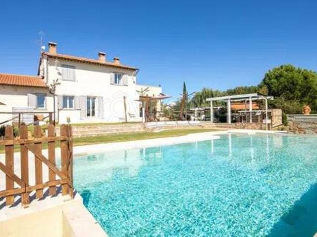 Villa Indipendente in vendita a Montecchio, Cortona