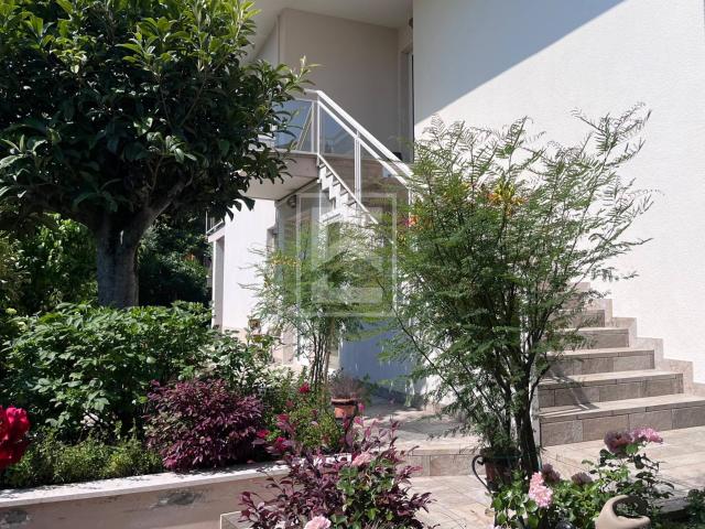 Villa Indipendente in vendita a Desenzano del Garda, Brescia