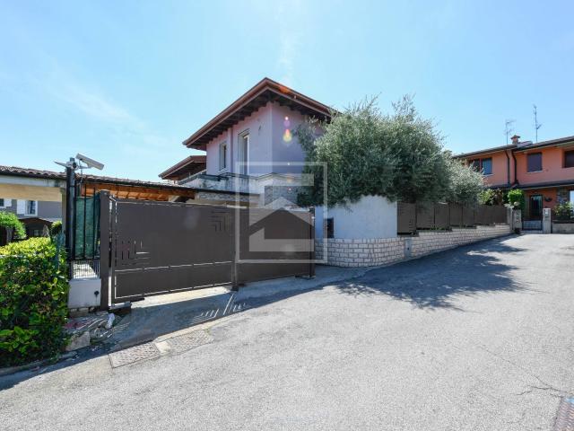 Villa Indipendente in vendita a Rivoltella del Garda, Desenzano Del Garda