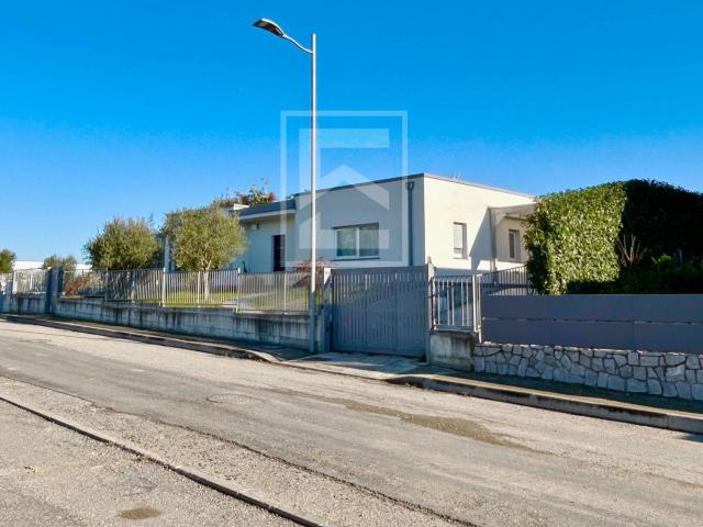 Villa Indipendente in vendita a San Pietro, Desenzano Del Garda