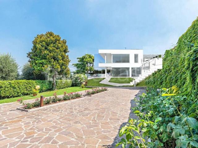 Villa Indipendente in vendita a Desenzano Del Garda, Brescia