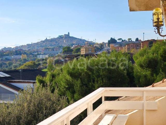 Villa Indipendente in vendita a Santa Petronilla, Marche