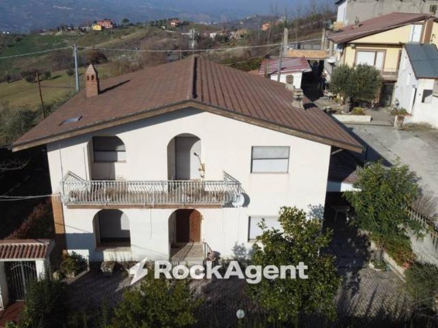 Villa Indipendente in vendita a Basciano, Teramo