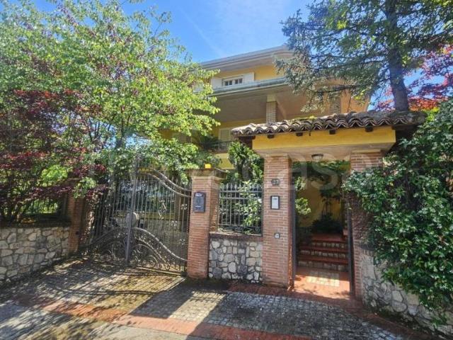 Villa Indipendente in vendita a Frosinone, Lazio